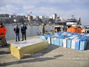 Düzce'nin 7 mil açığındaki balıkçı teknesinde kaçak sigara ele geçirildi