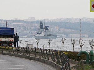 İngiliz savaş gemisi İstanbul Boğazı’ndan geçti