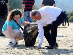 İzmir Selçuk Şehit Erol Olçok Anadolu Lisesisi öğrencileri Pamucak sahilini temizledi