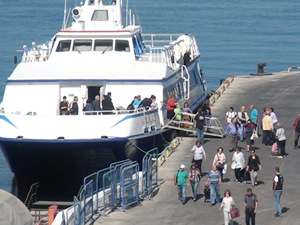 Midilli feribotundan inen turistler Dikili'yi gezdi