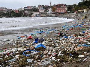 Amasra'da dalgalar çöplerin kıyıya vurmasına sebep oldu