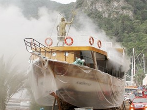 Muğla'da bakıma alınan teknede yangın çıktı