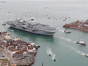 İngiltere'nin yeni uçak gemisi HMS Queen Elizabeth su alıyor