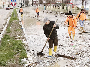 Denizlere atılan atıklar fırtına nedeniyle karaya vurdu