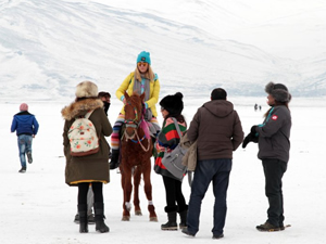 Buz tutan Çıldır Gölü, turistlerin akınına uğradı