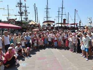 Antalya'da özel çocuklar için tekne turu düzenledi