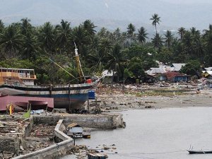 Endonezya'da tsunamide ölenlerin cesetleri kıyıya vuruyor