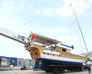 Kaş'ta tekneler sezon için deniz inmeye başladı