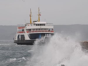 Gökçeada ve Bozcaada feribot seferlerine fırtına engeli