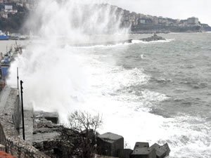 Zonguldak'ta rüzgar nedeniyle dalgalar mendireği aştı