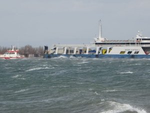 Çanakkale'de fırtınanın sürüklediği feribot karaya oturdu