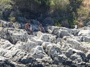 Kuşadası Körfezi'nde lastik botları batan 2 göçmen kurtarıldı