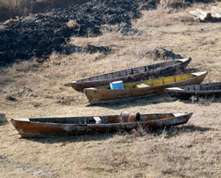 Suyu çekilen Eber Gölü’nde kayıklar için çalışma başlatıldı