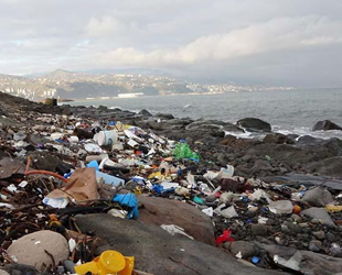 Karadeniz'de dalgalar denize atılan çöpleri sahile çıkarttı