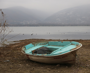 Sapanca Gölü’nde su çekilince karaya oturan kayıklar kuraklığı gözler önüne serdi