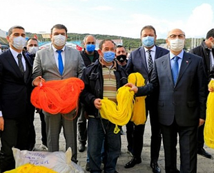 İzmir’de tsunamiden etkilenen balıkçılara ağ dağıtıldı