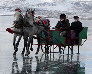 Çıldır Gölü'nde atlı kızak sezonu başladı