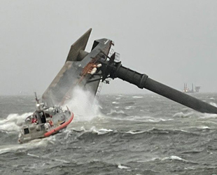 ABD'de malzeme taşıyan tekne alabora oldu: 12 kişi kayıp!