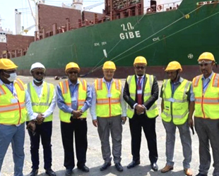 Gibe isimli Etiyopya gemisi, 20 yıl sonra ilk kez Somaliland'a yanaştı