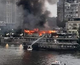 Nil Nehri’ndeki gemi alev alev yandı