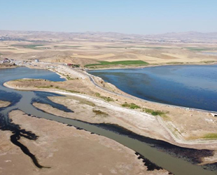 Hirfanlı Barajı'nda sular kuraklığın etkisiyle çekildi