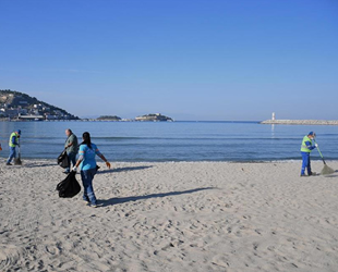 Kuşadası sahillerinde temizlik çalışması yapıldı