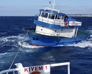 Makine arızası yapan tekne, Çanakkale Boğazı’nda sürüklendi