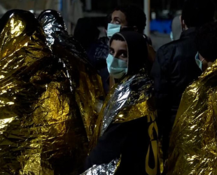 İtalya'ya ulaşan balıkçı teknesinden 303 göçmen çıktı