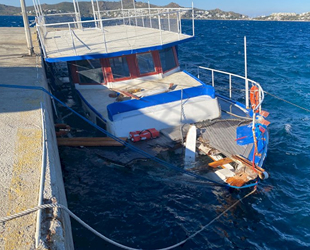 Bodrum’da iskeleye vuran tur teknesi battı