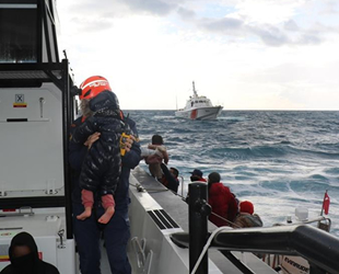 İzmir’de göçmenleri taşıyan tekne battı: 2 ölü, 24 kişi kurtarıldı