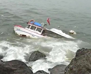 Rize'de kayığı alabora olan balıkçı, son anda kurtuldu