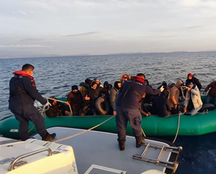 Çeşme açıklarında 29 düzensiz göçmen kurtarıldı