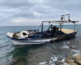 Didim’de teknesi yanan kaptanı, Sahil Güvenlik ekipleri kurtardı