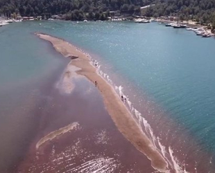 Süper gelgit, Kızkumu Plajı’ndaki tahribatı ortaya çıkardı