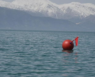 Eğirdir Gölü'nde kayalık bölgelere dubalı önlem alındı