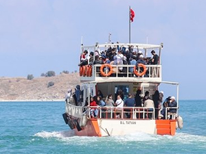 Van Gölü adaları, binlerce kişiyi ağırlıyor