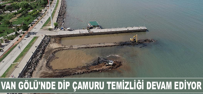 Van Gölü'nde dip çamuru temizliği devam ediyor