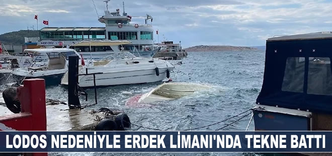 Erdek Limanı'nda bağlı bulunan 7 metrelik tekne lodos nedeniyle battı