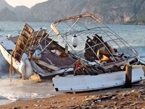 Antalya'da batan tekne parçalanarak sahile vurdu