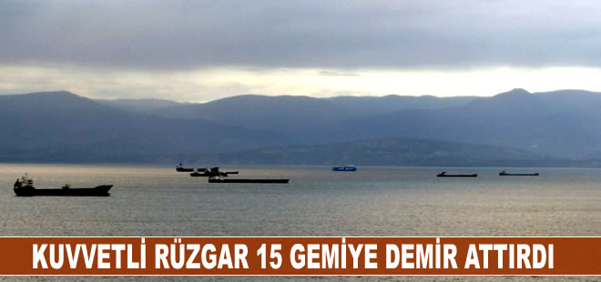 Kuvvetli rüzgar 15 gemiye demir attırdı