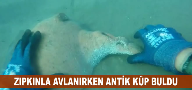 Zıpkınla avlanırken antik küp buldu