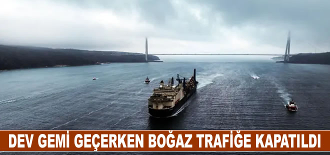 Dev geminin İstanbul Boğazı'ndan geçişi nedeniyle köprü trafiğe kapatıldı