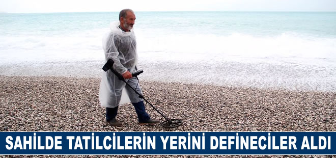 Sahilin rengi değişti, tatilcilerin yerini defineciler aldı