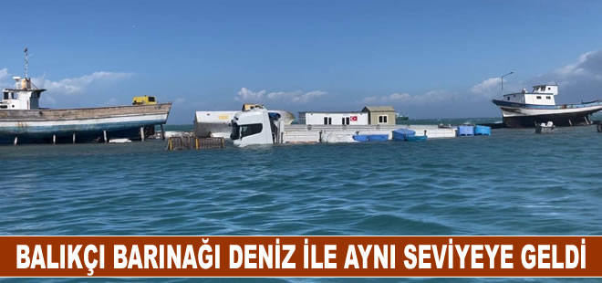 Balıkçı barınağı deniz ile aynı seviyeye geldi