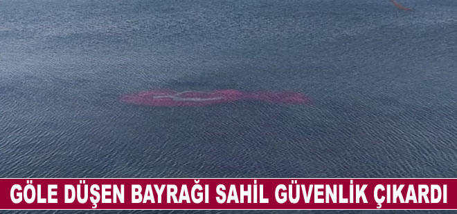 Göle düşen dev Türk bayrağı Sahil Güvenlik ekiplerince çıkarıldı