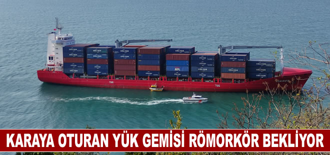 Karaya oturan yük gemisi römorkör bekliyor