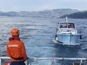 Beykoz önlerinde arızalanan tekne kurtarıldı