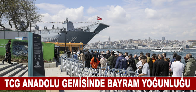 Sarayburnu Limanı'nda demirleyen TCG Anadolu gemisinde bayram yoğunluğu