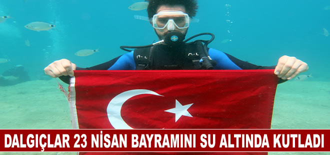 Fethiye'de dalgıçlar 23 Nisan Çocuk Bayramını su altında kutladı