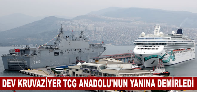 İzmir'de TCG Anadolu'nun yanına 2298 yolculu kruvaziyer demirledi